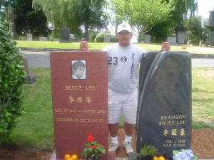 04_brucegrave.jpg